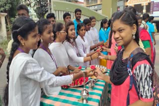 coimbatore-government-arts-college-seniors-welcomed-the-first-year-students-with-flowers