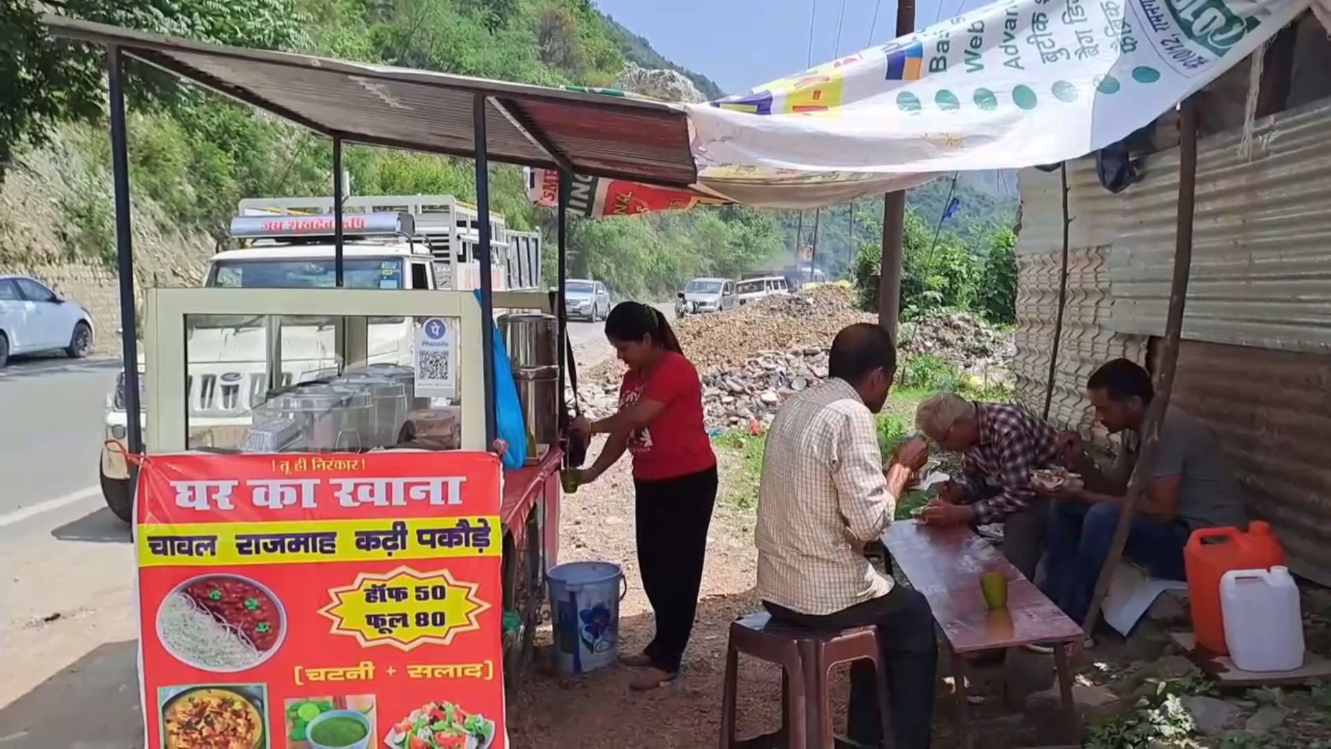 food cart of Banita on Chandigarh Manali NH in Mandi.