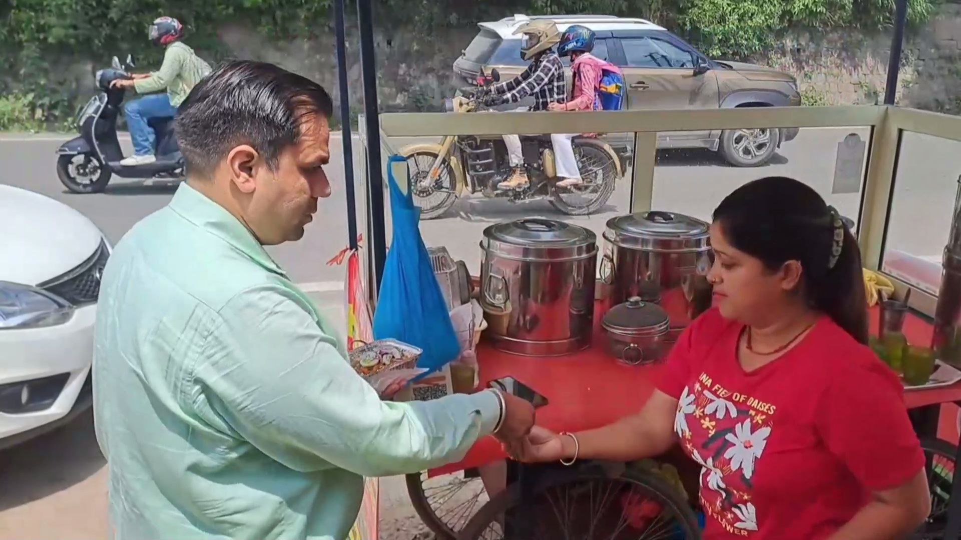 food cart of Banita on Chandigarh Manali NH in Mandi.