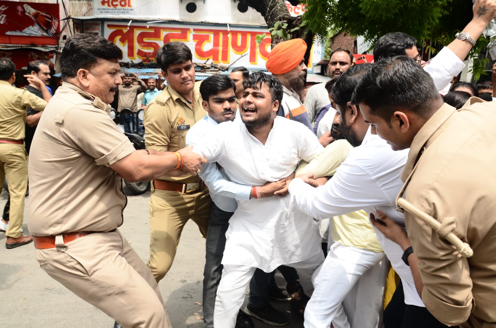 परिवर्तन चौक पहुंचे आम आदमी पार्टी के कार्यकर्ताओं से पुलिस की झड़प.