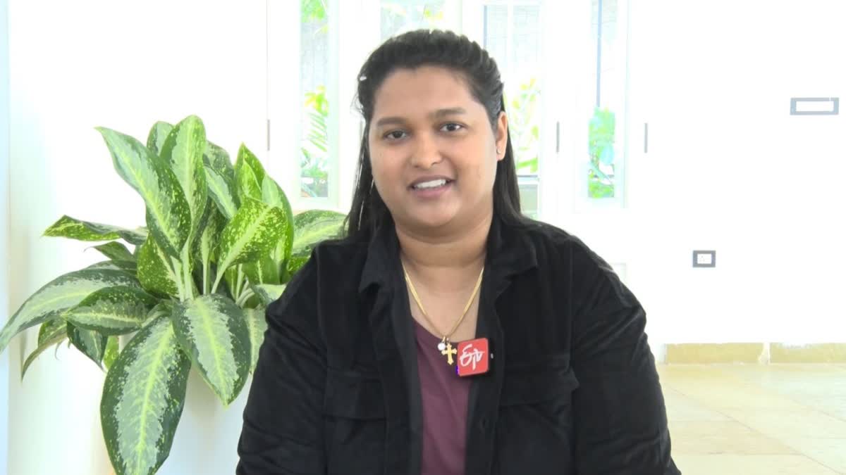 Odisha girl becomes food vlogger in Hyderabad