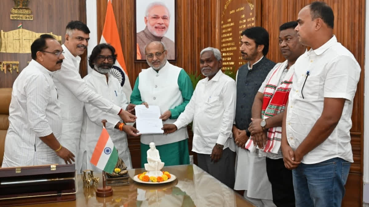 Hemant Soren along with Champai Soren and other JMM-led alliance leaders handing over a support letter to Governor C. P. Radhakrishnan.