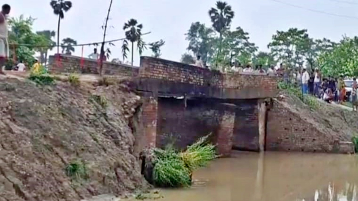 तीसरी घटनाः सिवान में गंडक नदी पर बना धमई गांव में गिरा पुल