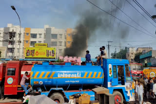 தீ விபத்து நடைபெற்ற பிளாஸ்டிக் குடோன்