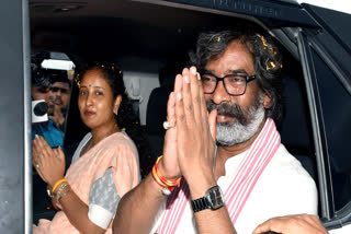 Former Jharkhand CM Hemant Soren and his wife Kalpana.