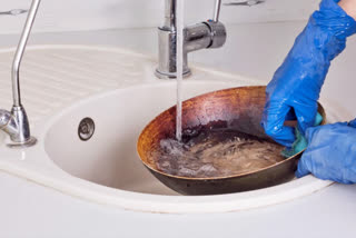 Etv BharatWays to clean a dirty oily pan, how to make a black pan white