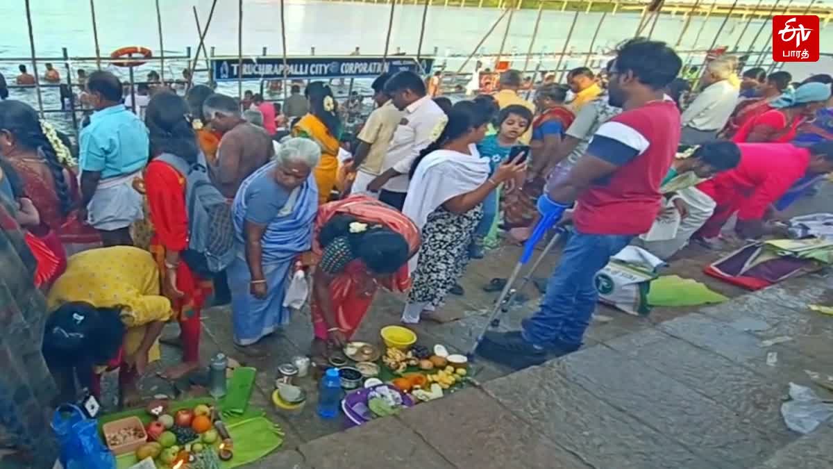 ஆடிப்பெருக்கு விழாவை முன்னிட்டு காவிரியில் பொதுமக்கள் சிறப்பு வழிபாடு