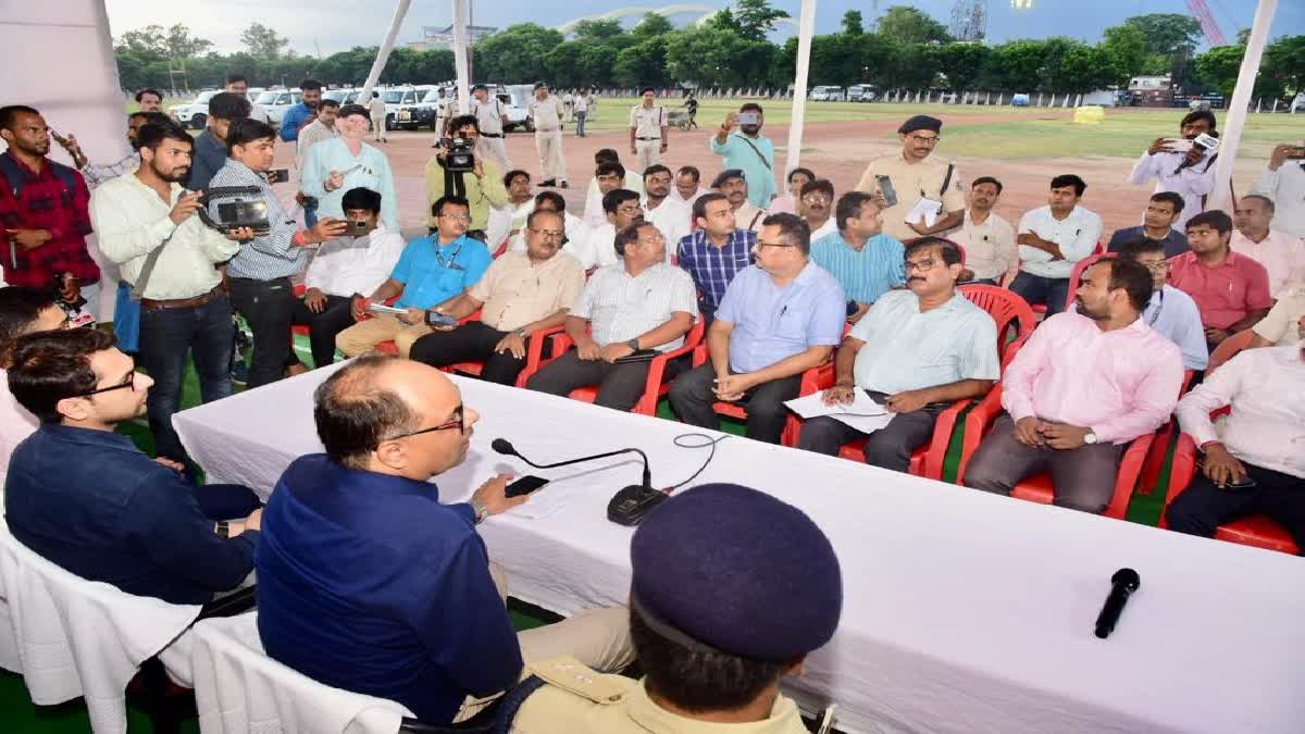 बैठक करते पटना जिलाधिकारी