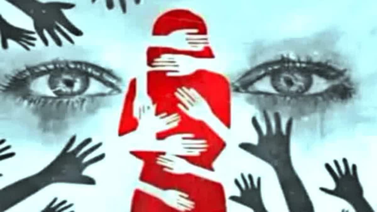 Sheohar CRIME NEWS  Woman thrashed half naked in Sheohar  Woman thrashed half naked in BIHAR  tied to tree overnight  ಶಿವಹರ್​ನಲ್ಲಿ ಅರೆಬೆತ್ತಲೆ ಮಹಿಳೆಗೆ ಥಳಿತ  7 ಜನರ ಮೇಲೆ ಎಫ್‌ಐಆರ್  ಮಹಿಳೆಗೆ ಥಳಿಸಿ ನಂತರ ದರೋಡೆ  ಗ್ರಾಮದ ಯುವಕನೊಂದಿಗೆ ಮಾತನಾಡಿದ್ದಕ್ಕೆ ಶಿಕ್ಷೆ  ಮಹಿಳೆಯರ ಮೇಲಿನ ದೌರ್ಜನ್ಯ ಪ್ರಕರಣ  ಶದೆಲ್ಲೆಡೆ ಆಕ್ರೋಶ ವ್ಯಕ್ತ  ಅಟ್ಟಹಾಸ ಮರೆದ ಊರಿನ ಜನ  ಅರೆಬೆತ್ತಲಾಗಿ ಥಳಿಸಿ  ಮಹಿಳೆಯನ್ನು ಮರಕ್ಕೆ ಕಟ್ಟಿ