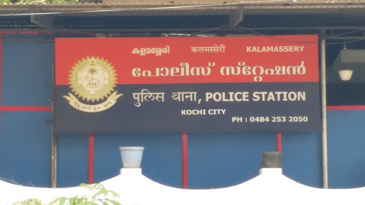 Kochi Police issued notice  Karnataka Police officials  Karnataka Police extortion case  money extortion case  Kochi Police released Karnataka Police  കർണാടക പൊലീസ്  കർണാടക പൊലീസിനെതിരായ കേസ്  പണം തട്ടിയ കേസ്  കർണാടക പൊലീസിനെ വിട്ടയച്ചു  കർണാടക പൊലീസിന് നോട്ടീസ്