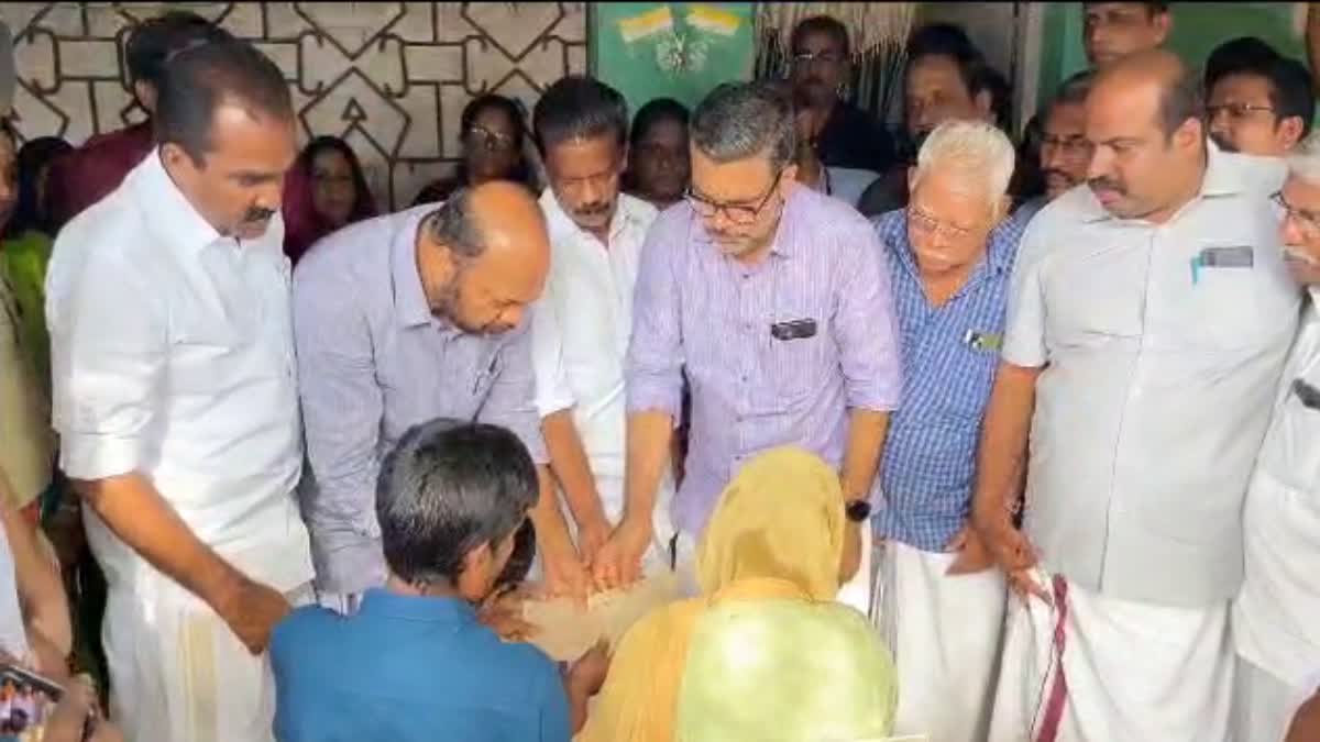 aluva murder  aluva murder victims  govt hand over ten lakh rupee  ten lakh rupee  financial assistance  ernakulam  p rajeev  k radhakrishnan  m b rajesh  aluva murder updations  ആലുവ കൊലപാതകം  10 ലക്ഷം രൂപ ധനസഹായം  ധനസഹായം അനുവദിച്ച സര്‍ക്കാര്‍ ഉത്തരവ്  പി രാജീവ്  കെ രാധാകൃഷ്‌ണന്‍  എം ബി രാജേഷ്  അതിഥി തൊഴിലാളികള്‍  അസ്‌ഫാക് ആലം