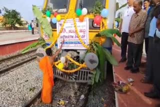 passengers-celebrated-the-trains-10th-birthday