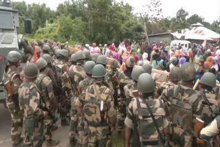 Attacks agains in Manipur Latest News  Manipur Latest News  Latest News  Manipur Violence  വീണ്ടും പുകഞ്ഞ് മണിപ്പൂര്‍  tear gas shells  Curfew  മണിപ്പൂര്‍  കണ്ണീര്‍വാതക ഷെല്ലുകള്‍  17 പേര്‍ക്ക് പരിക്ക്  ജില്ലകളില്‍ കര്‍ഫ്യൂ  കര്‍ഫ്യൂ  ഇംഫാല്‍  സമ്പൂർണ കർഫ്യൂ  ക്രമസമാധാനനില  കരസേന