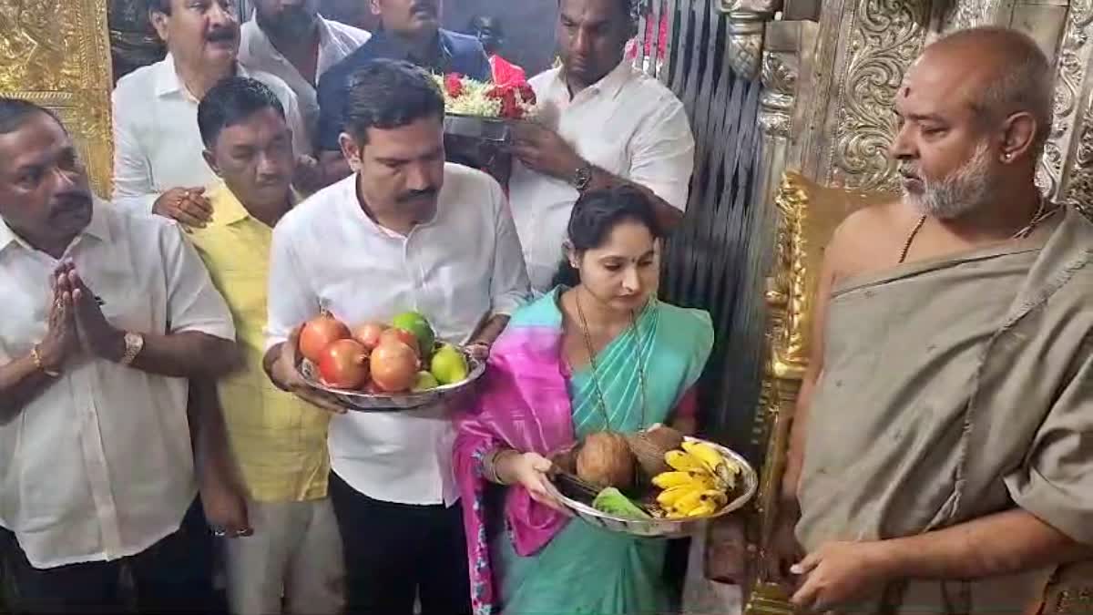 Vijayendra visits Chamundeshwari