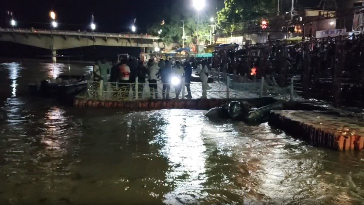 Ayodhya Saryu river boat accident 2 boats collide 10 people drowned 9 rescued Search for female bank manager missing