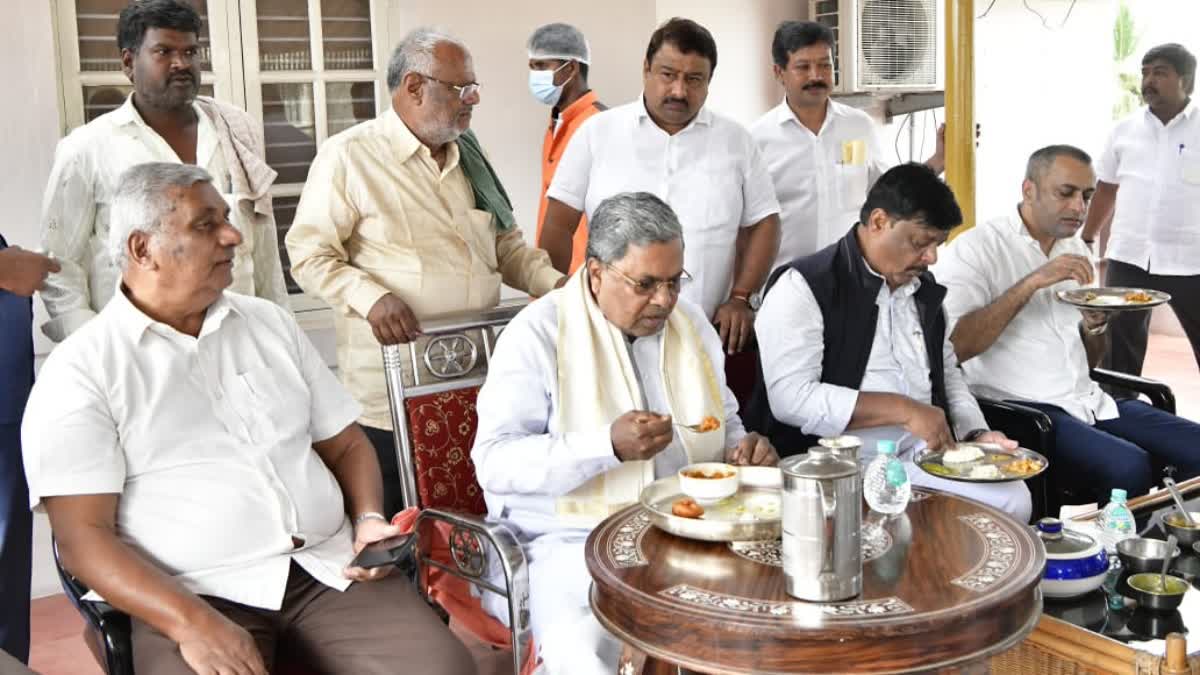 Chief Minister Siddaramaih had breakfast with the ministers of Mysuru