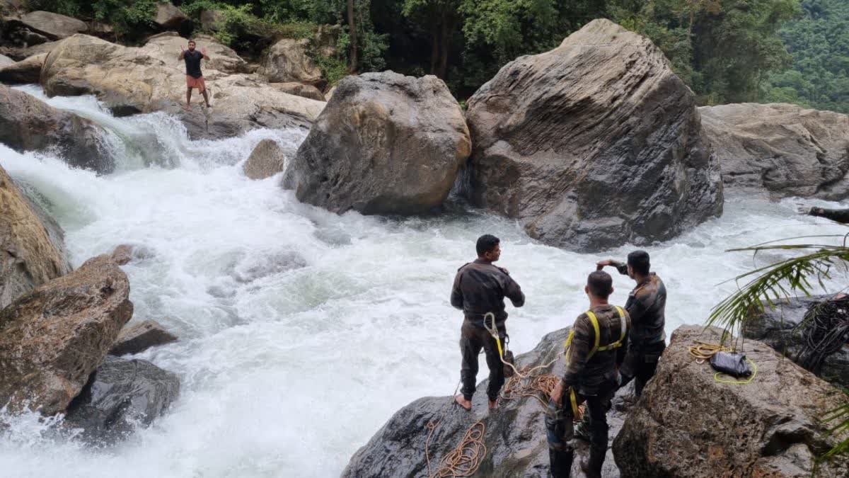 CHOORALMALA RESCUE TEAM SOOCHIPARA  വയനാട് രക്ഷാദൗത്യം  രക്ഷാസംഘം സൂചിപ്പാറയില്‍ കുടുങ്ങി  RESCUE TEAM TRAPPED IN WATERFALLS