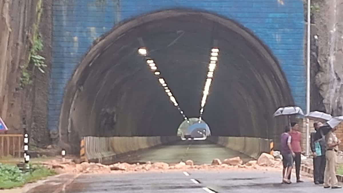 One side traffic is blocked due to hill collapse again in Karwar tunnel