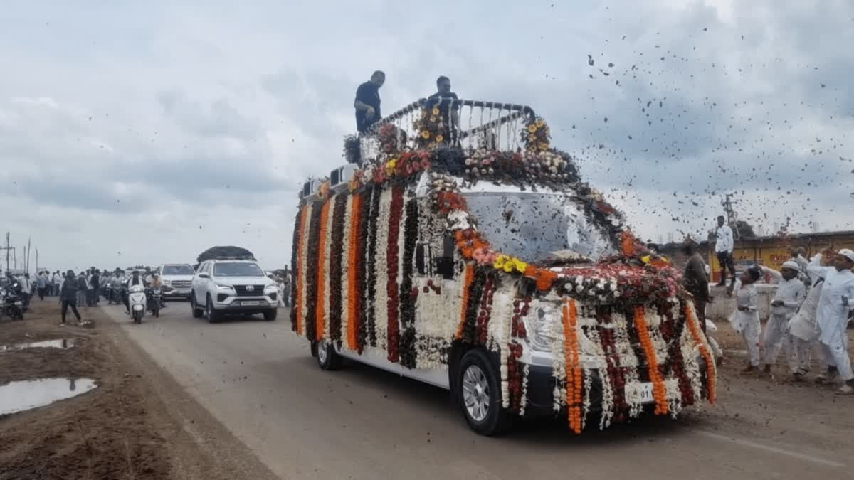 Madrasa children showered flowers on the Chief Minister's car, but the Chief Minister did not meet them