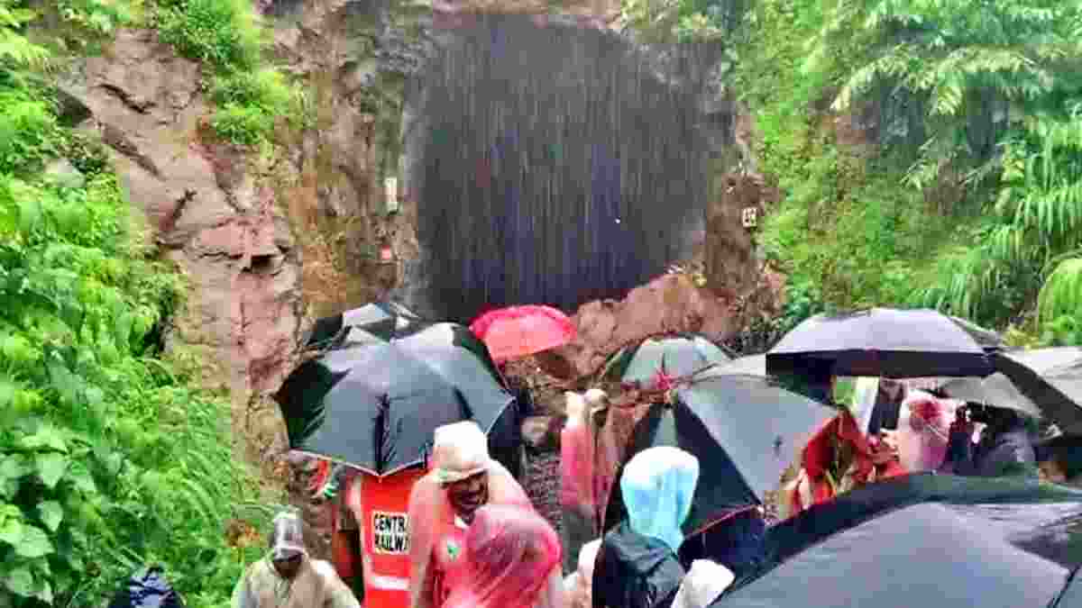 crack in railway track at Kasara Ghat