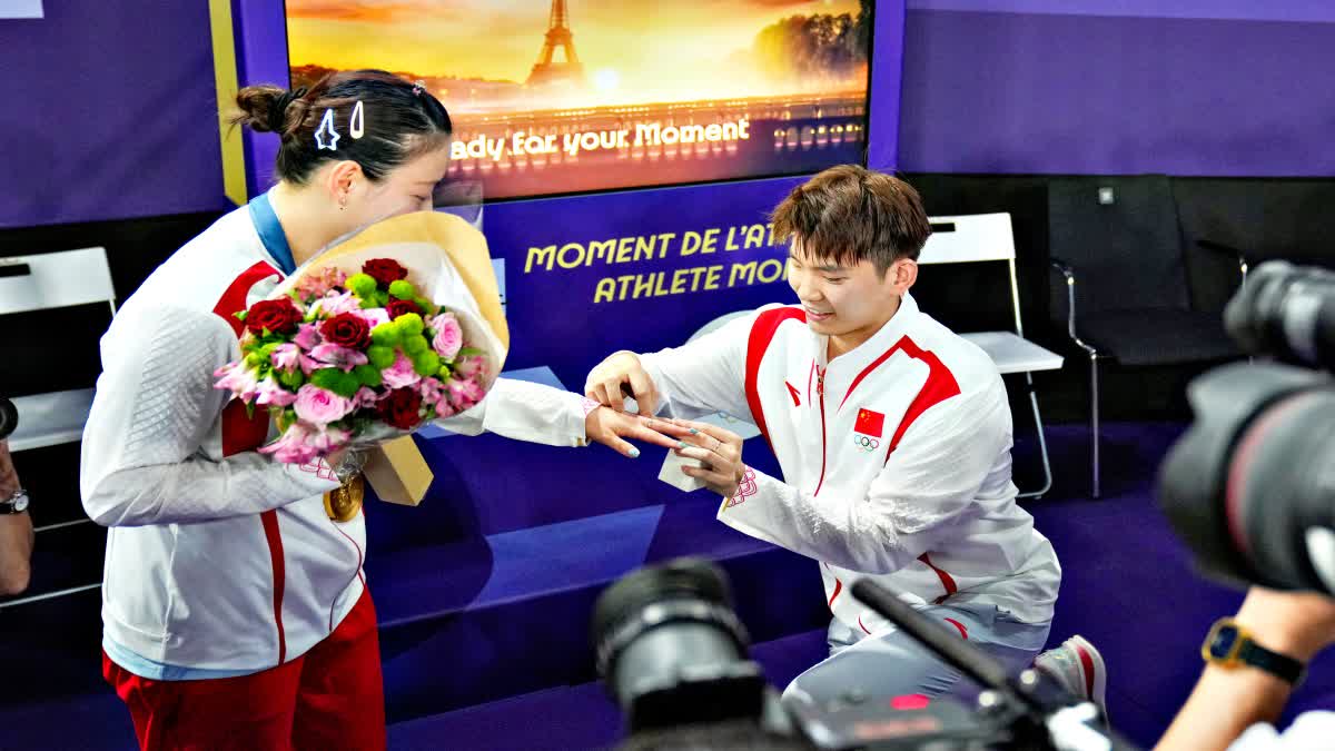 CHINESE BADMINTON PLAYER PROPOSES HIS SHUTTLER GF