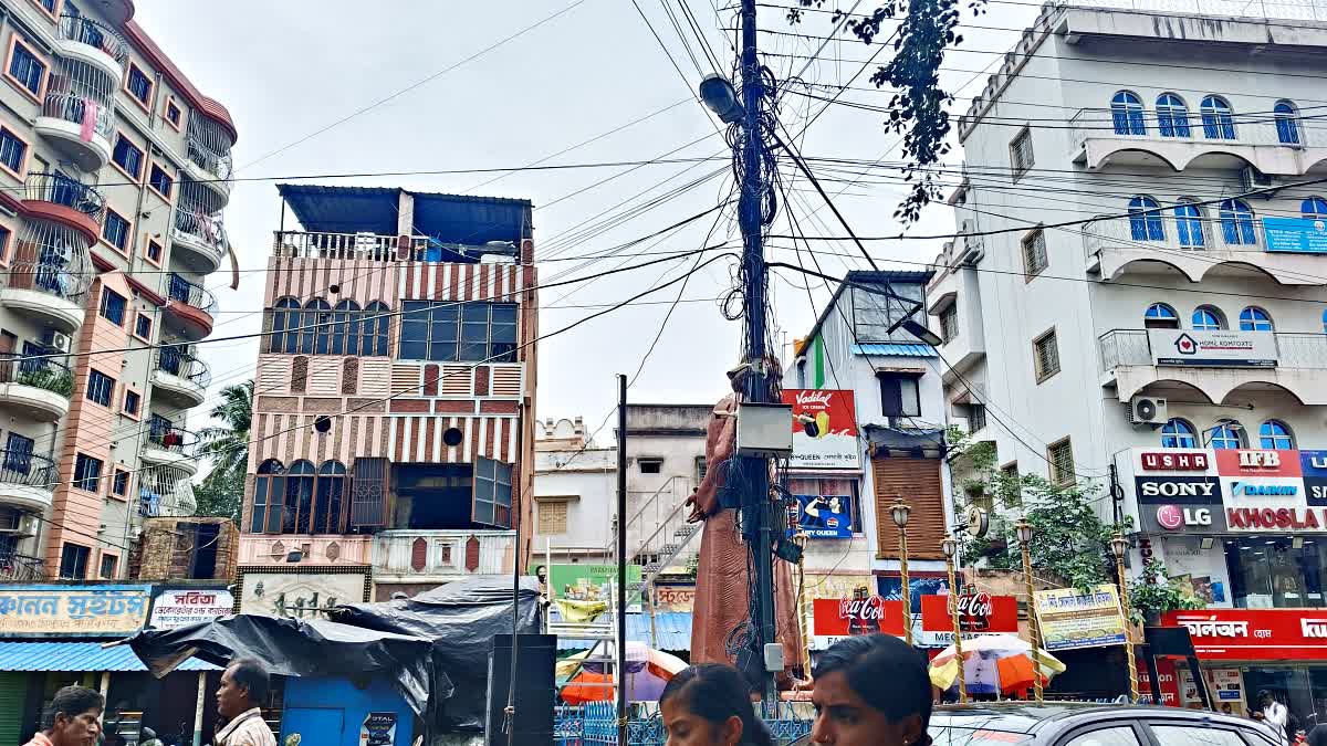 Dangling naked wires on light posts