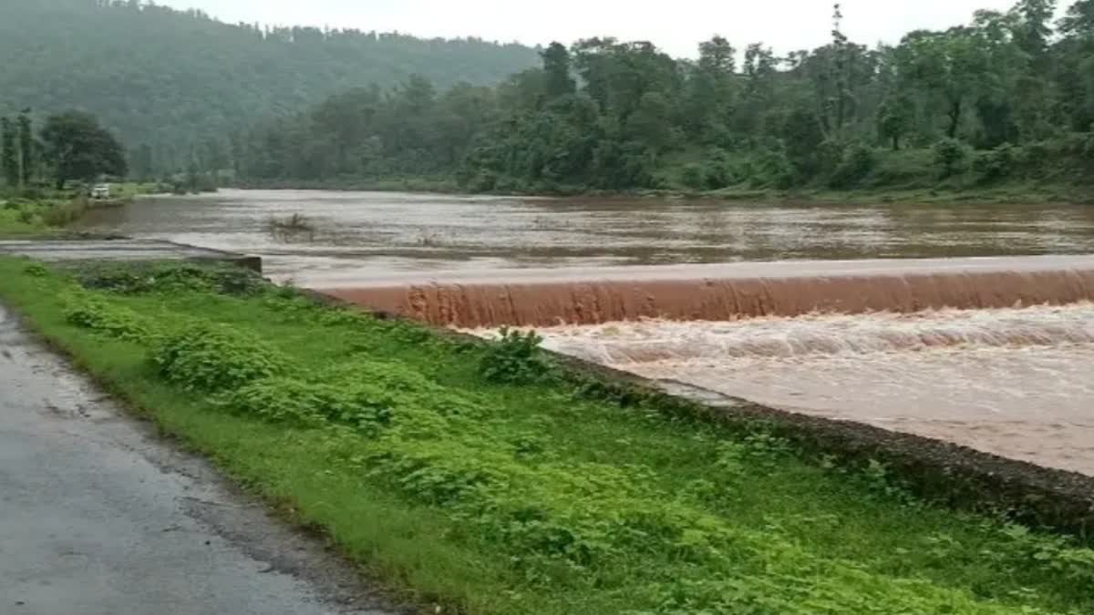 સુબિર અને આહવા વઘઇ તાલુકાના રોડ અવરોધાયા