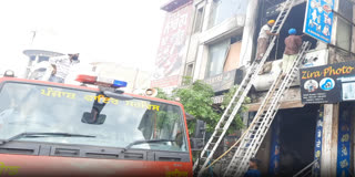 Shops built in a three-storey building caught in a terrible fire, loss of lakhs in firozpur zira