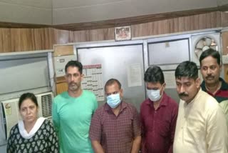 Two arrested including CHC in-charge for taking Corruption bribe in Saharanpur Meerut Vigilance team recovered Rs 21 lakh UP News in Hindi