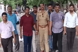 Corrupt Inspector Amin Khan arrested taking bribe of Rs 30 thousand in Lucknow UP News in Hindi