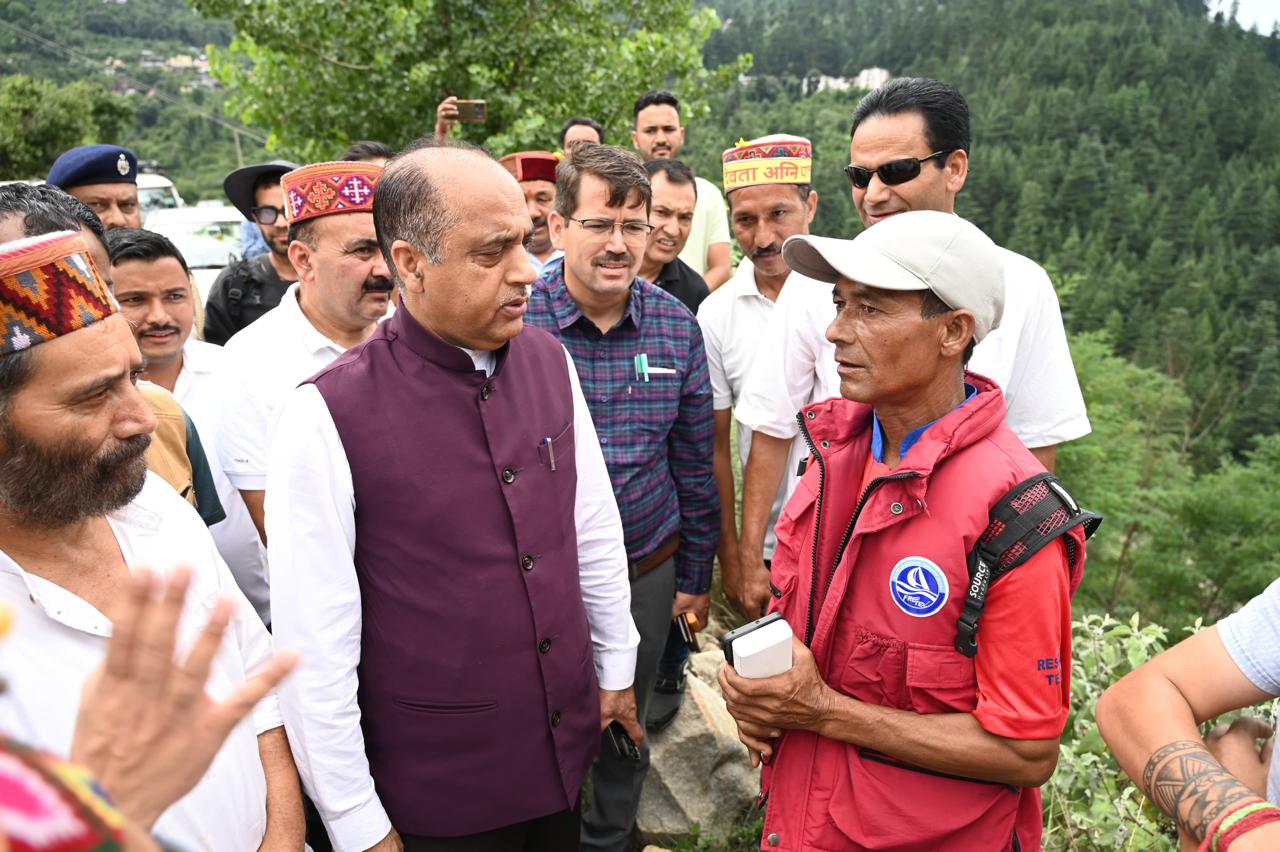 जयराम ठाकुर ने पीड़ितों का जाना हालचाल