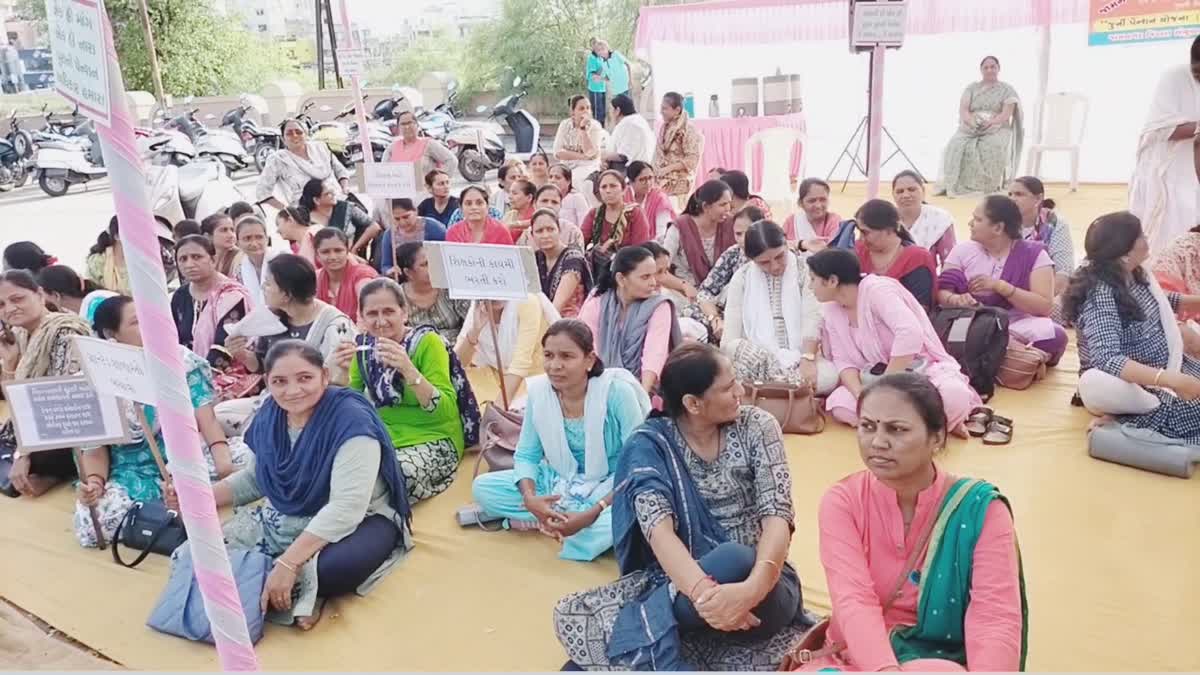 united-front-of-government-employee-teacher-chanted-ram-dhun-protest-near-ranmal-lake-in-jamnagar