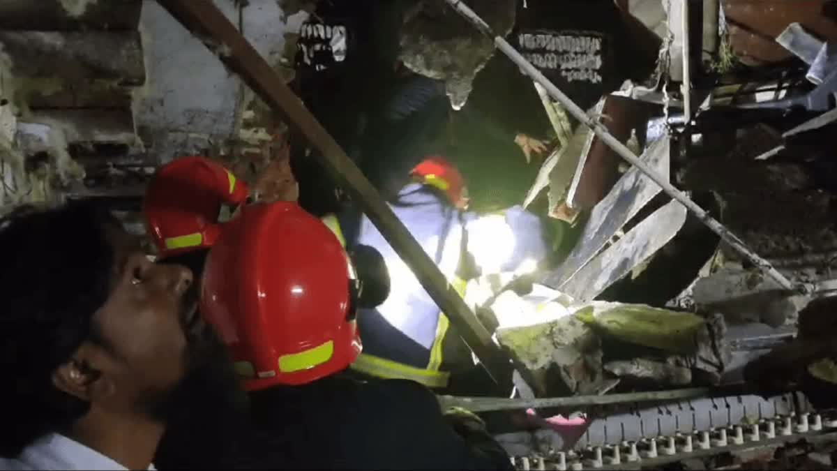 building slab collapse  Building Slab Collapsed In Bhiwandi  Bhiwandi Building Slab Collapsed  Building Slab Collapsed In Bhiwandi Maharashtra  ഇരുനില കെട്ടിടത്തിന്‍റെ സ്ലാബ് തകര്‍ന്നു  Bhiwandi Building Collapse  ഭിവണ്ടി  അഗ്‌നി രക്ഷാസേന