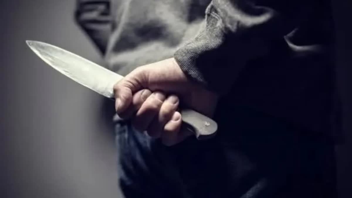 Crime news  വീട്ടമ്മയെ വെട്ടിപ്പരിക്കേല്‍പ്പിച്ചു  Housewife stabbed in Kannur  House wife stabbed Edakkad  housewife stabbed and injured  കണ്ണൂര്‍  Kannur news  Kannur stabbed news  Housewife stabbed  കണ്ണൂര്‍ വാർത്തകൾ  കൊലപാതക ശ്രമം  Murder attempt  Murder attempt against Housewife Kannur