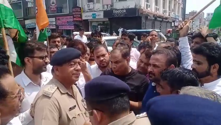 Uproar between police and Congress workers