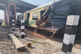 Delhi-bound EMU train derails near Pragati Maidan