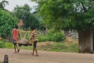 Ailing girl from Chhattisgarh carried 25 km on cot  chhattisgarh  medical treatment  പെണ്‍കുട്ടിയെ 25 കിലോമീറ്റർ തോളില്‍ തൂക്കി  പെണ്‍കുട്ടിയെ തോളില്‍ തൂക്കി ബന്ധുക്കൾ  അടിസ്ഥാന സൗകര്യങ്ങളുടെ അഭാവം  രോഗിയായ 17 കാരി  Lack of infrastructure