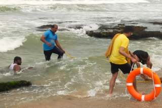 two Bangalore tourist lost their lives after drowned in the waves at kanyakumari