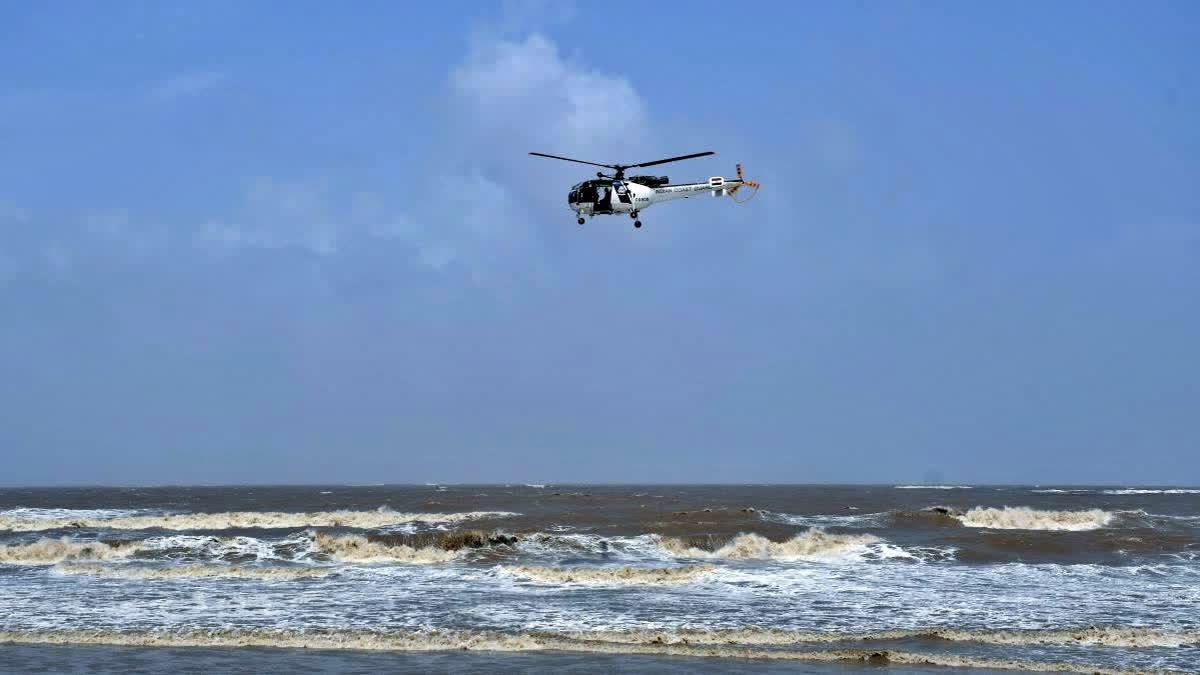 ICG CHOPPER CRASHED IN ARABIAN SEA  COAST GUARD HELICOPTER  ഹെലികോപ്‌ടർ അറബിക്കടലില്‍ പതിച്ചു  കോസ്റ്റ് ഗാർഡ് ഹെലികോപ്‌ടർ അപകടം