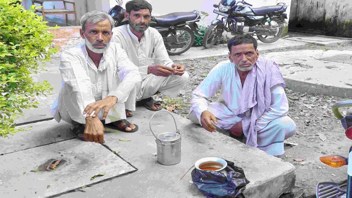 तहसील मुख्यालय शिकायत करने पहुंचे ग्रामीण