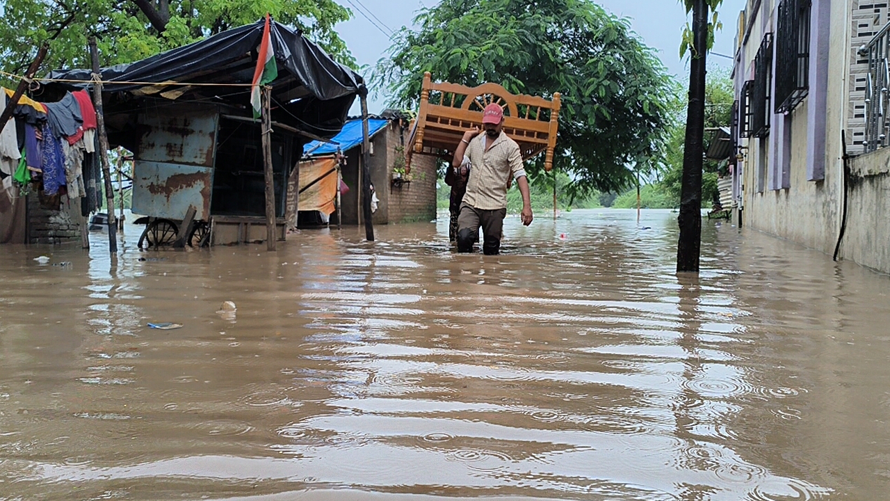 થાય એટલો માલ સામાન સાચવવાનો પ્રયાસ કરતા લોકો