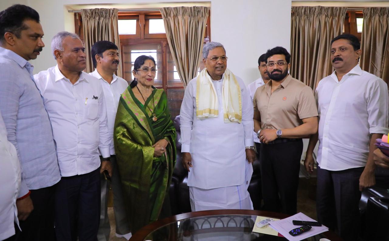 veteran-actress-bharathi-vishnuvardhan-and-actor-anirudh-met-cm-siddaramaiah
