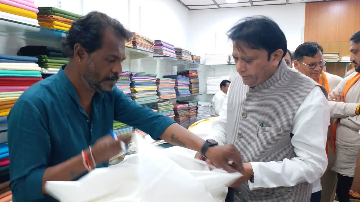 khadi-for-nation-and-khadi-for-fashion-mahatma-gandhis-birth-anniversary-state-industries-minister-balwant-singh-rajput-purchased-khadi-at-gandhinagar