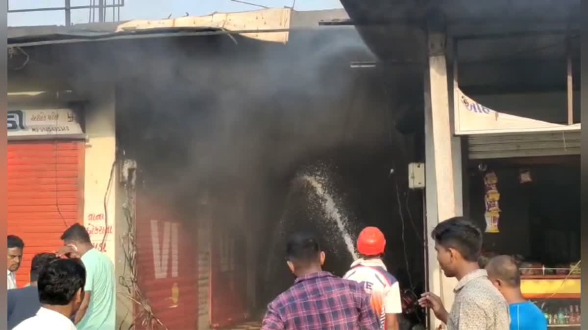 fierce-fire-in-12-shops-opposite-sugar-factory-in-valsad-2-people-injured-1-death