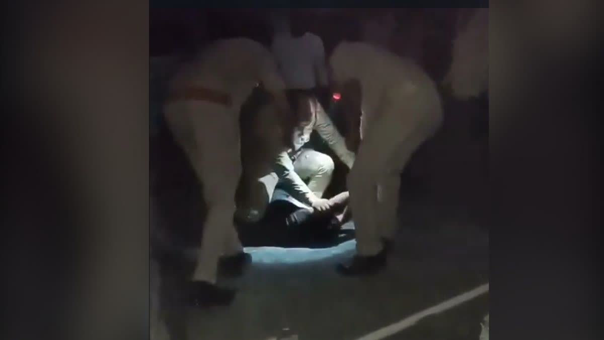 पुलिस द्वारा युवक को पीटने का वायरल वीडियो