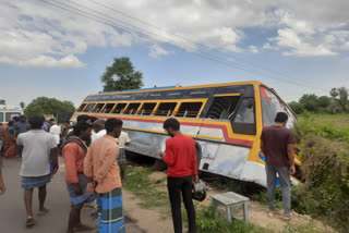 private-bus-fell-into-a-ditch-on-the-roadside-dot-dot-dot-passengers-luckily-survived