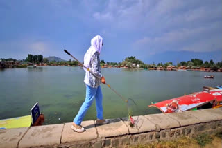 11-year-old girl cleans Dal Lake to preserve Srinagar's iconic attraction