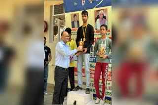 pulwama-boy-shines-in-climbing-competition-in-delhi