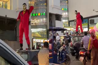 Man Dressed Up Like Money Heist  മണി ഹെയ്‌സ്റ്റിലെ പ്രൊഫസര്‍ ലുക്കിലെത്തി  നടുറോഡില്‍ നോട്ടുകള്‍ വാരിയെറിഞ്ഞ് യുവാവ്  മാളവ്യ നഗറില്‍ നോട്ടുമഴ  നോട്ടു കെട്ടുകള്‍ വാരി വിതറി യുവാവ്  Rajasthan news updates  latest news in rajasthan