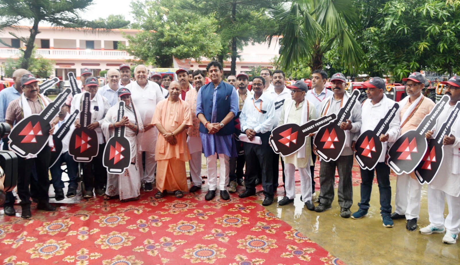 गोरखपुर में लाभार्थियों को किट बांटी